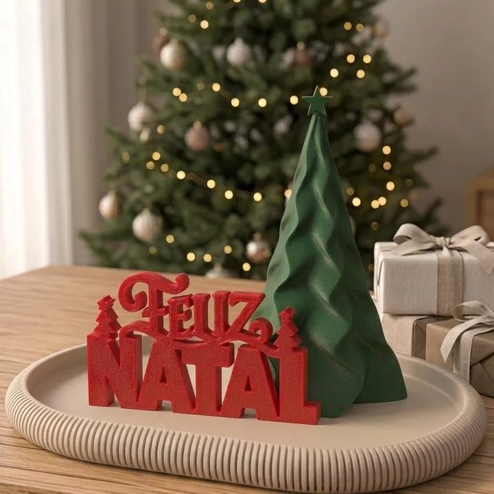 Letras Feliz Natal vermelhas e árvore verde sobre bandeja
