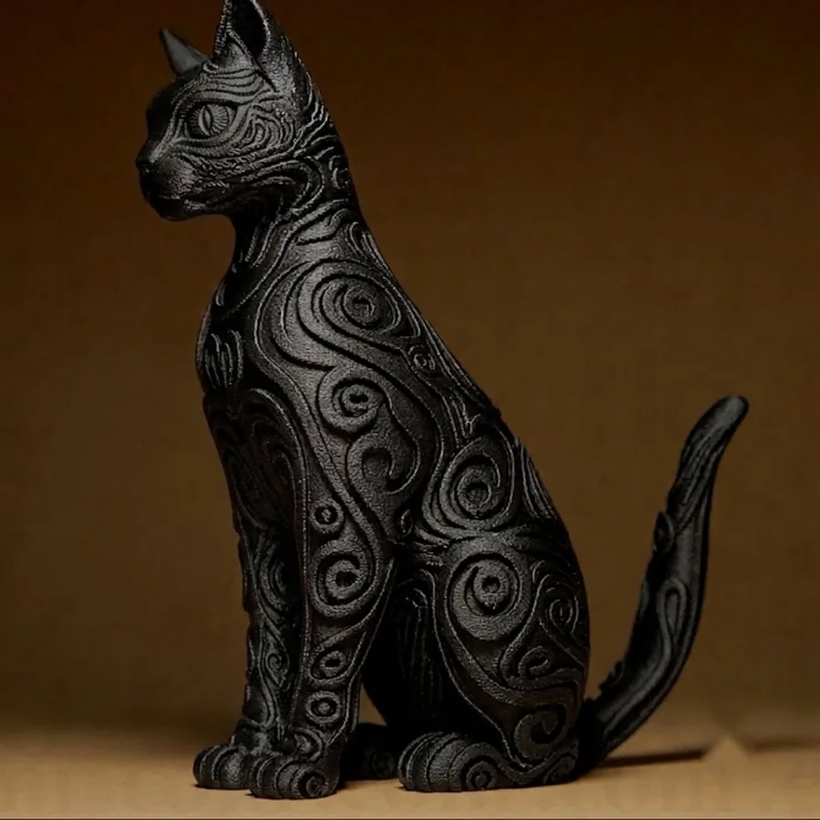 Escultura de gato sentado preto com relevos em espiral
